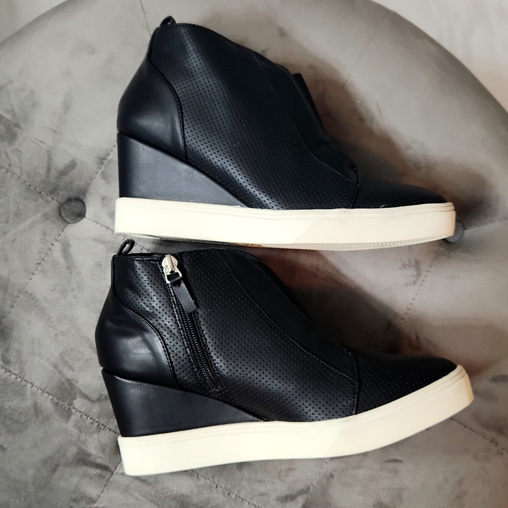 Women size 10M wedge boots
